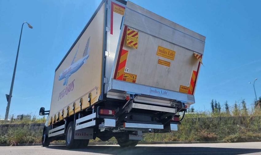 Servicefahrzeug für das Flughafenvorfeld