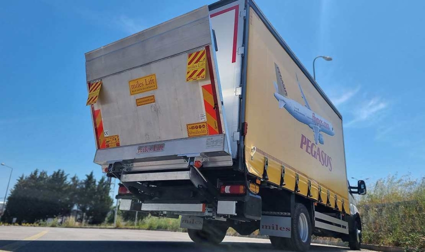 Servicefahrzeug für das Flughafenvorfeld