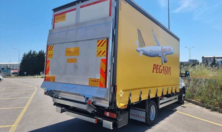 Servicefahrzeug für das Flughafenvorfeld